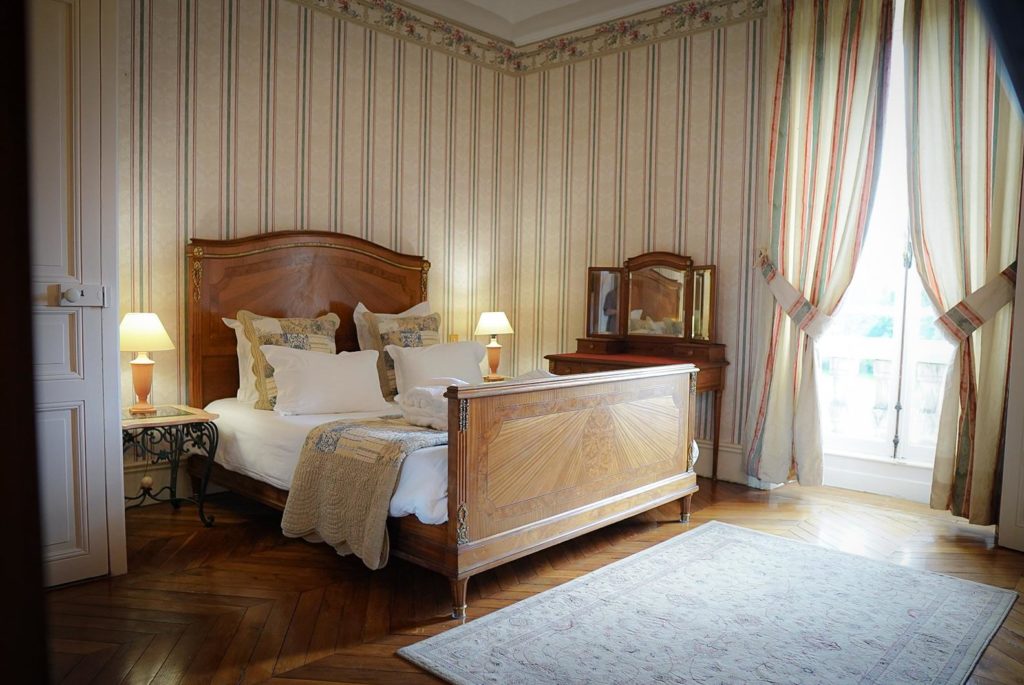 La luxueuse chambre Vayolette au chateau de Saint-Germain, idéal pour un séjour en couple.